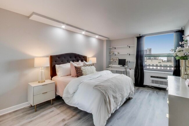 Building Photo - 1255 N Sandburg Terrace