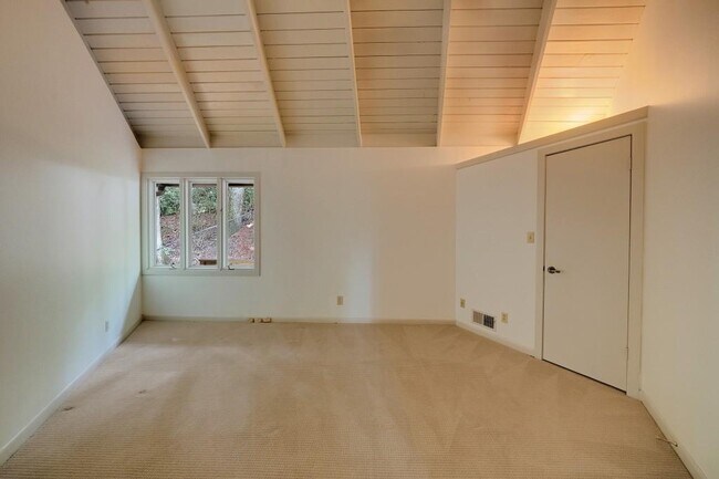 Building Photo - 130 Huntcliff Point NE