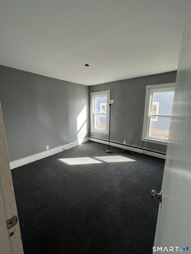 Building Photo - 525 Allen St