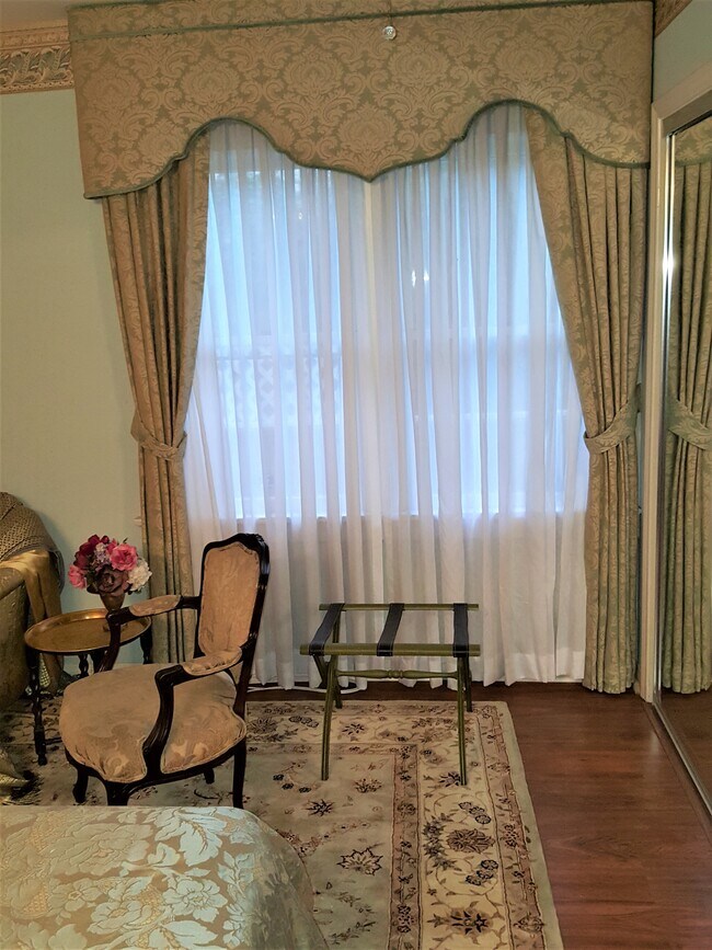 Building Photo - 2817 E Broadway