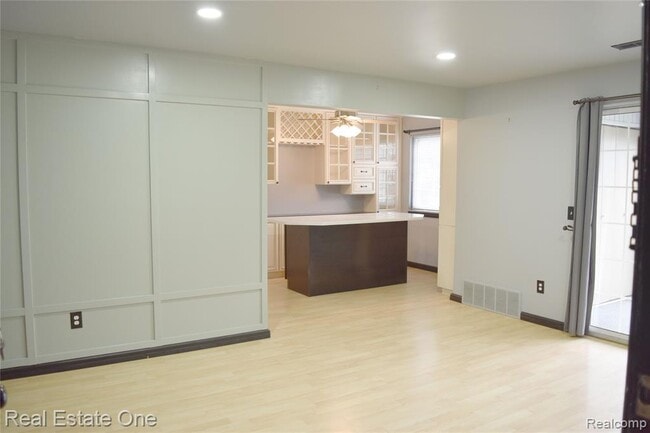 Building Photo - 460 Baldwin Ave