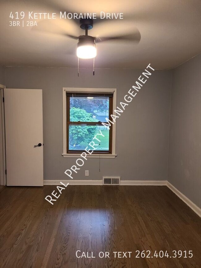 Building Photo - 419 Kettle Moraine Dr