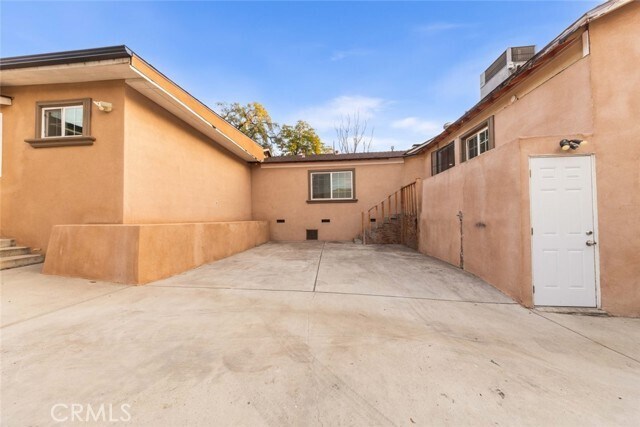 Building Photo - 10554 Plainview Ave