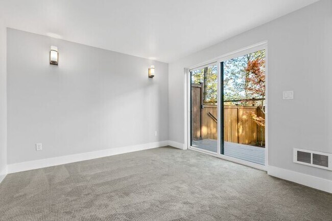 Building Photo - Luxurious Air-Conditioned Leschi View Townhome