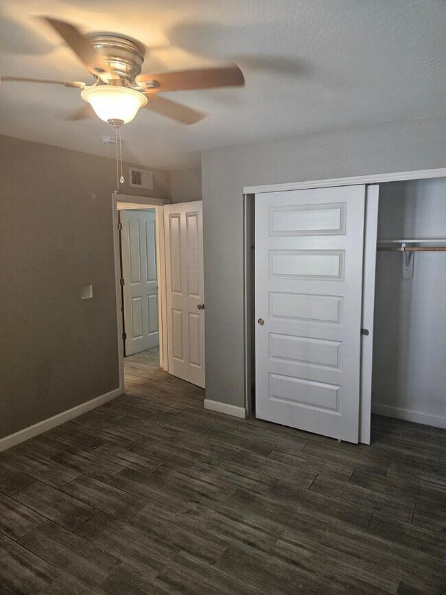 Building Photo - 935 E Roma Ave