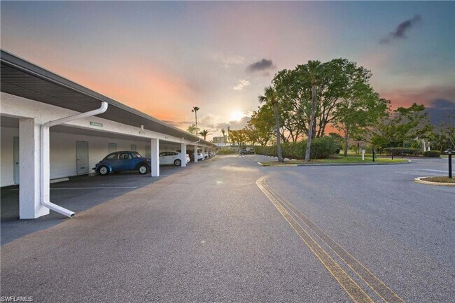 Building Photo - STUNNING SEASONAL 2/2 CORNER CONDO WITH OV...