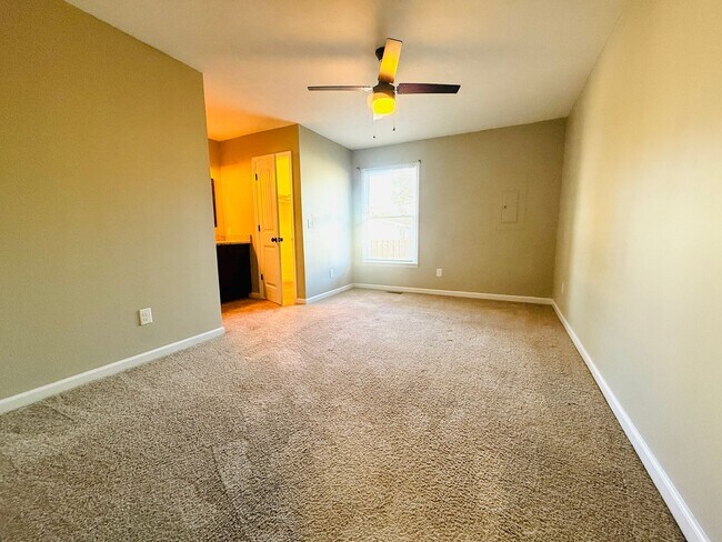 Building Photo - Middle Creek