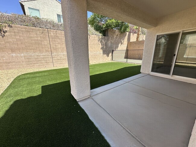 Building Photo - ANTHEM HIGHLANDS!! READY FOR IMMEDIATE MOV...