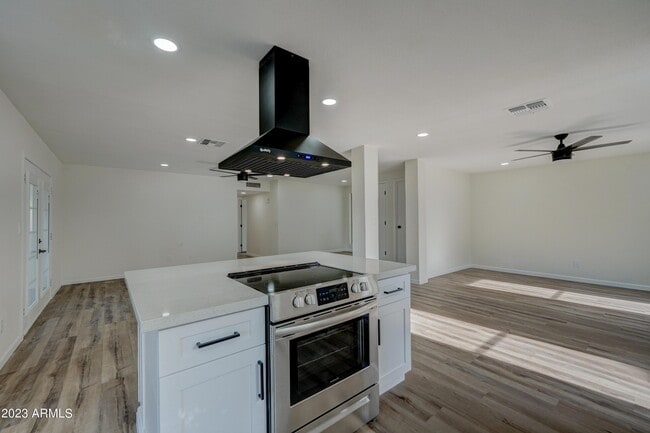 Building Photo - 7113 W Sunnyside Dr