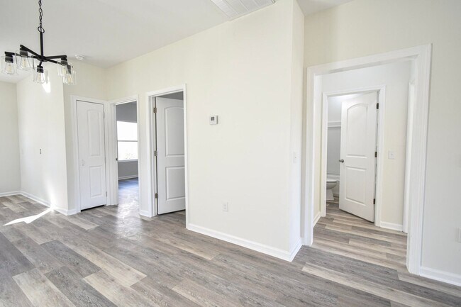 Building Photo - ~2122 Circular Drive