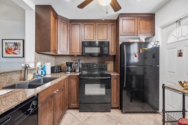 Building Photo - 609 NE 14th Ave