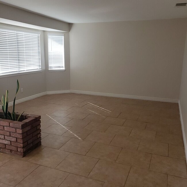 Building Photo - 13980 Mission St