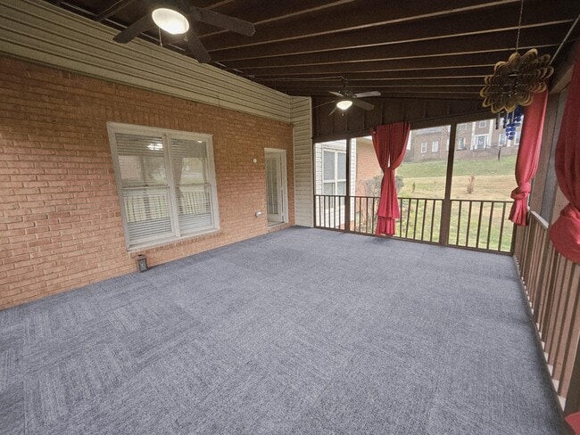 Building Photo - 208 E Bend Ct