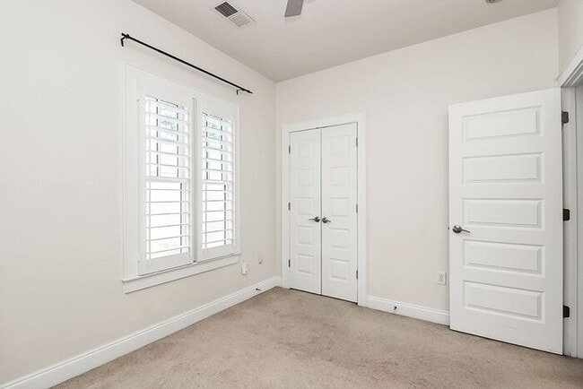 Building Photo - Beautiful 3BD/2.5BA Townhome