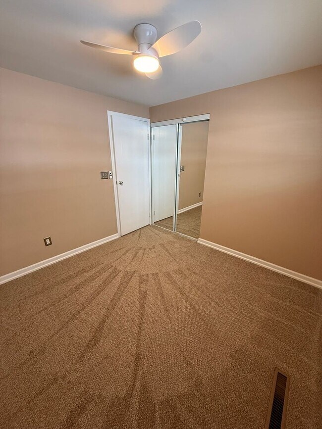 Building Photo - 2076 Terrylynn Ave