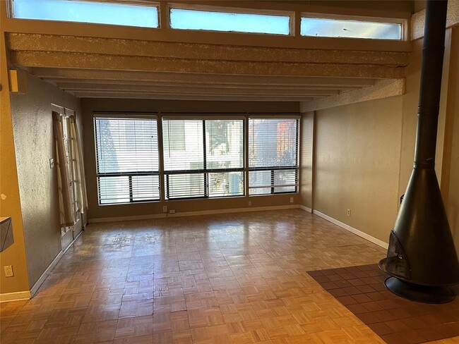 Building Photo - 5914 Lago Vista Way