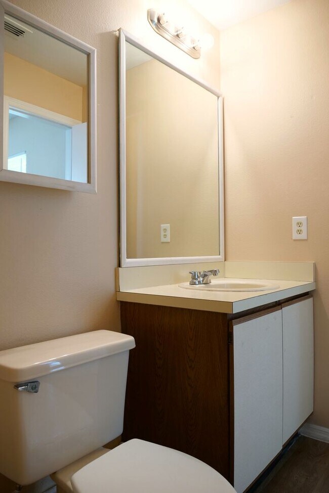 Building Photo - 1 story 3/2 in Meadow Woods with full sized washer and dryer included