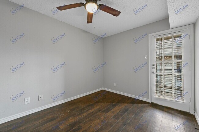 Building Photo - 9520 Royal Ln