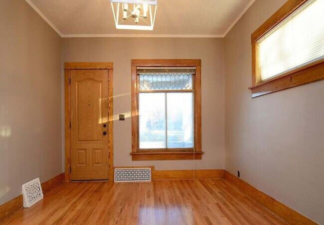 Building Photo - Beautiful 5 Bedroom Home!