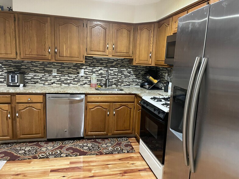 Kitchen - 176 Thoreau Dr