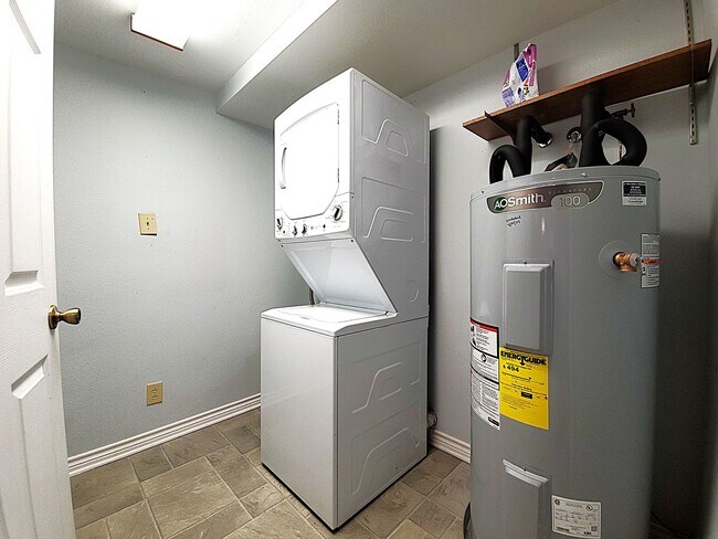 Building Photo - Welcome to this charming 2 bedroom, 2 bathroom home in Henderson, Texas!