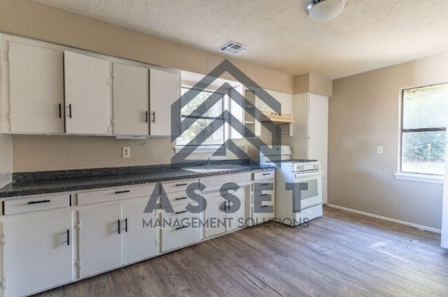 Building Photo - Cute 4 bedroom House