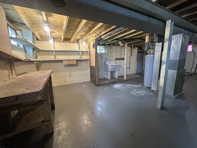 Building Photo - 400 Lancashire Rd