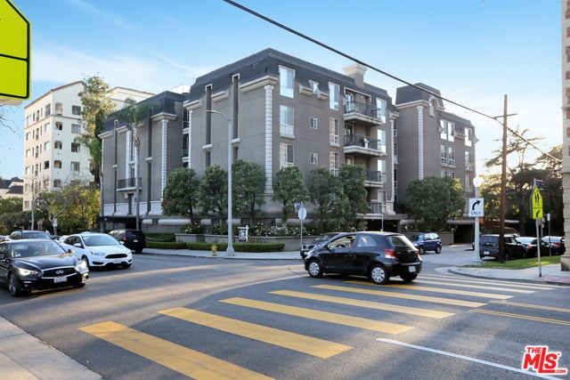 Building Photo - 585 N Rossmore Ave