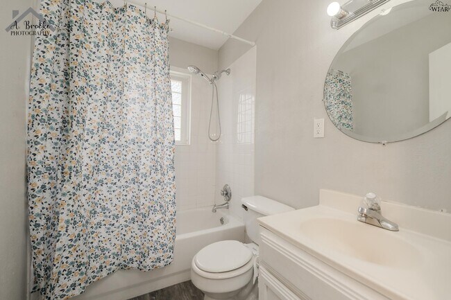 Building Photo - 1400 Phoenix Dr