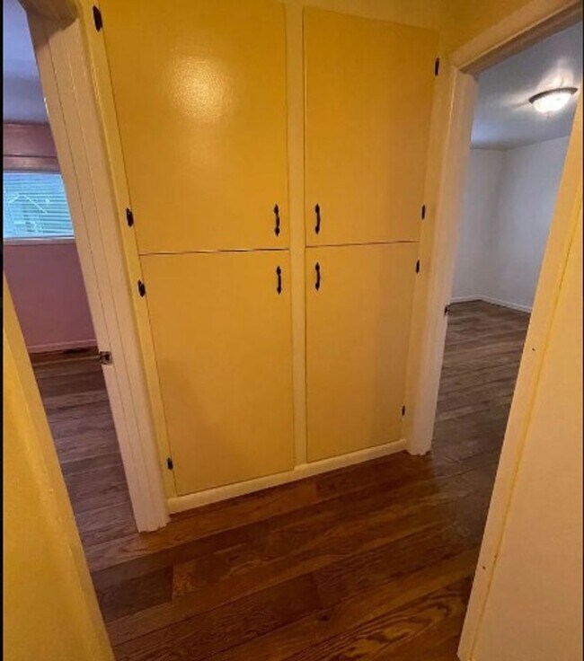 Building Photo - Charming 2 bedroom/1 bath Walking distance...