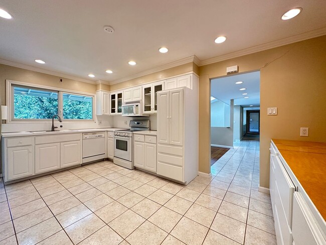 Building Photo - Fabulous LAH home, close town location, sp...