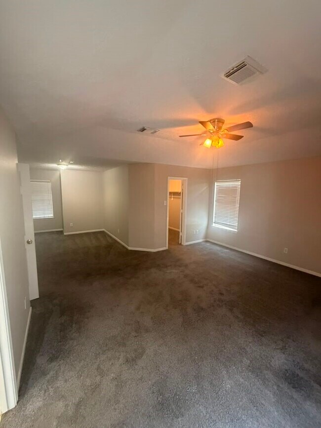 Building Photo - 22018 Willow Shadows Dr
