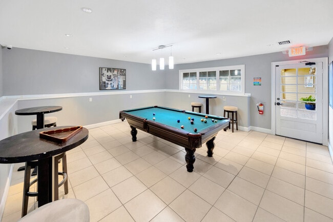 Building Photo - Lake Parsons Green