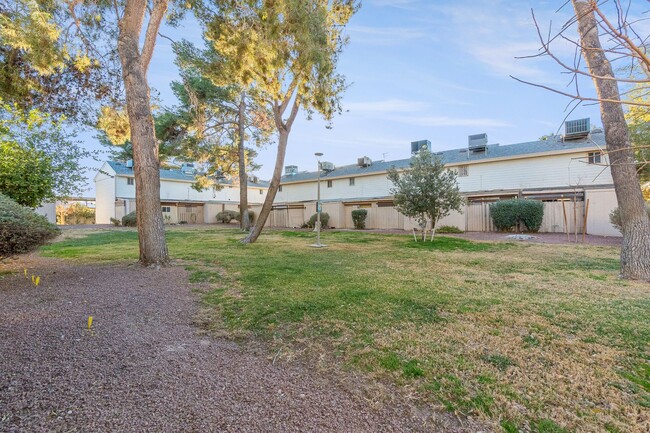 Building Photo - 1 Bedroom Townhouse With Hardwood Flooring...