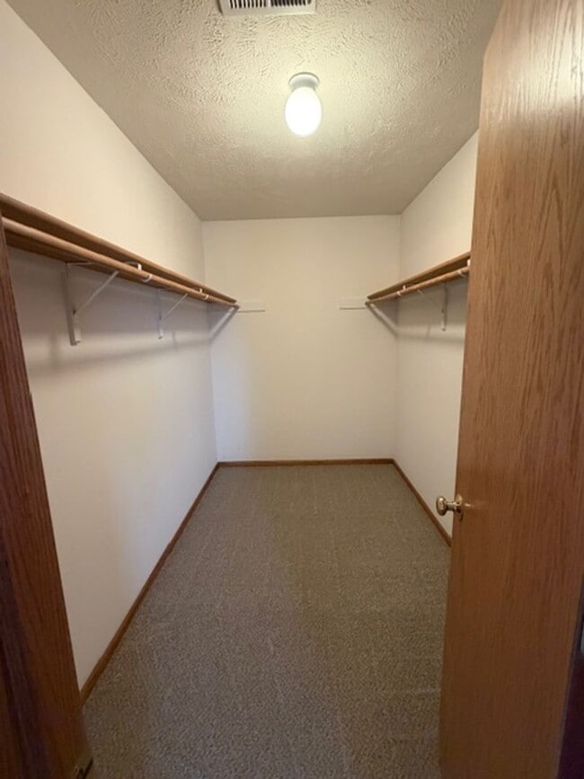 Building Photo - Large 4 bedroom house in SW Lincoln