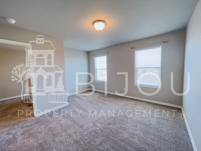 Building Photo - Beautiful Townhome across from Cumbre Vist...