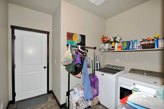 Building Photo - Luxury 3 bed 2 bath Rancher: Miller's Landing
