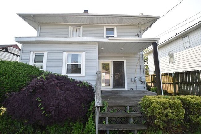 Building Photo - 3 bedroom 1.5 bath home next to IUSB.