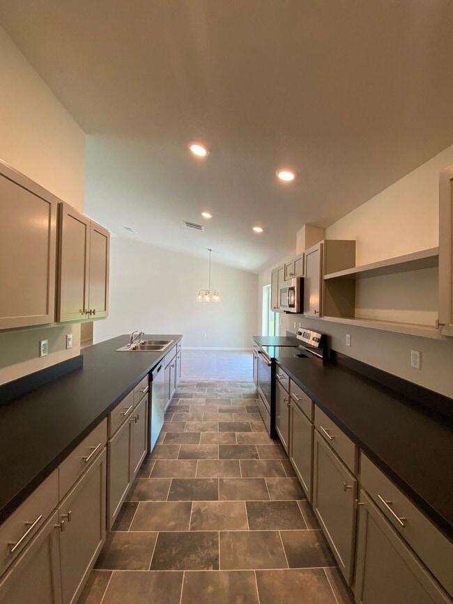 Building Photo - $700 off first month's rent! - Desirable Citrus Springs Neighborhood 3/2/2