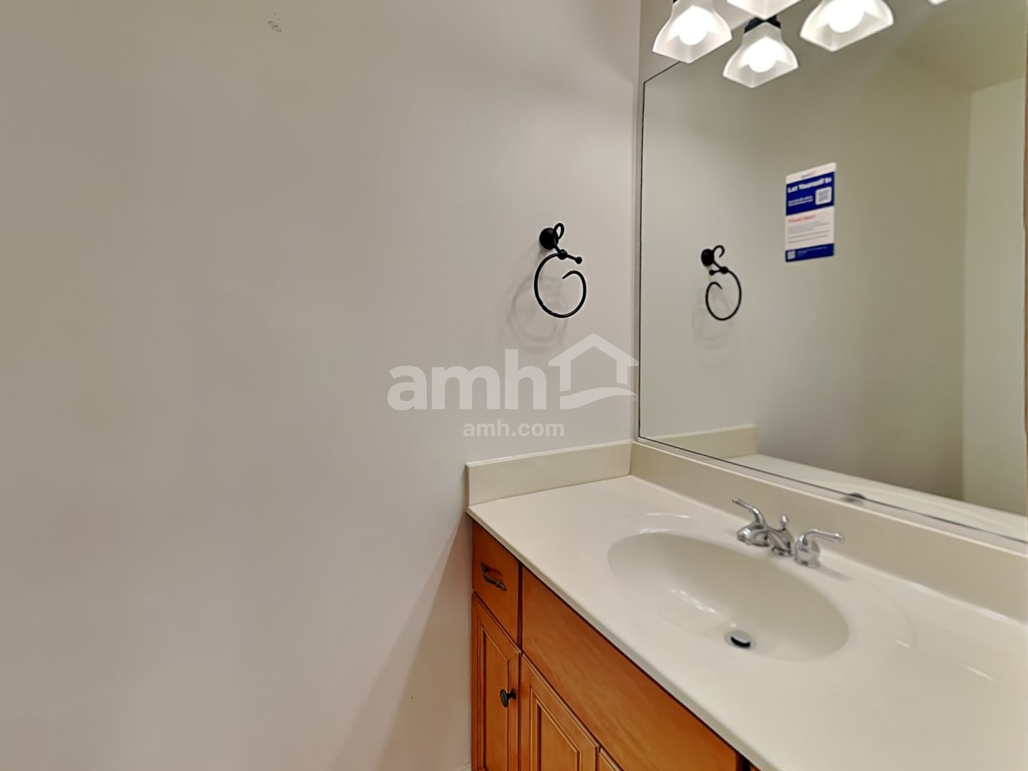 Building Photo - 576 N River St