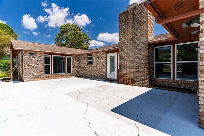 Building Photo - "Charming 3-Bed Oasis with Private Pool in Fort Walton Beach!"