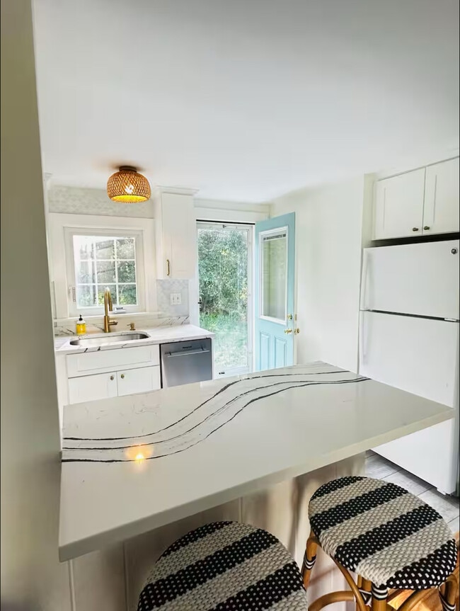 Building Photo - 4 Charles St