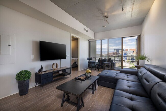 Building Photo - Fully Furnished Spacious One Bedroom - Downtown Las Vegas