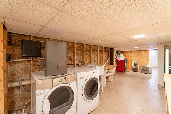 Building Photo - Four Bed Graduate Hospital Home