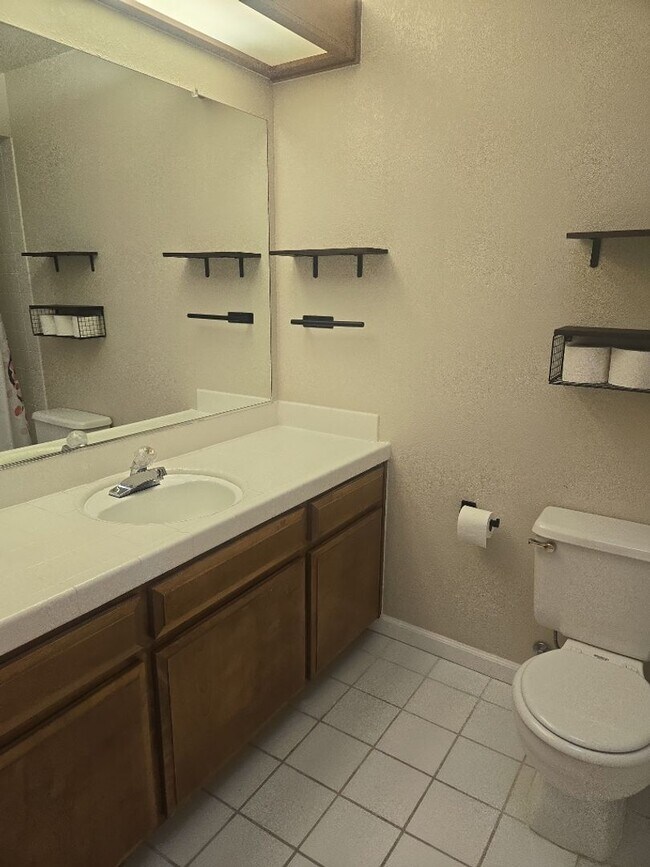 Building Photo - Charming Single Story 3 Bed 2 Bath House