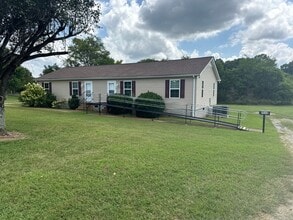Building Photo - FOR LEASE- 2 BEDROOM DUPLEX MINUTES FROM 840!