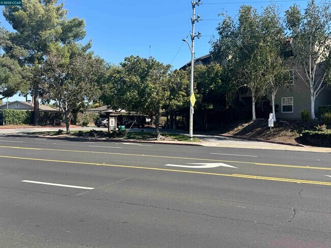 Building Photo - 1085 Murrieta Blvd