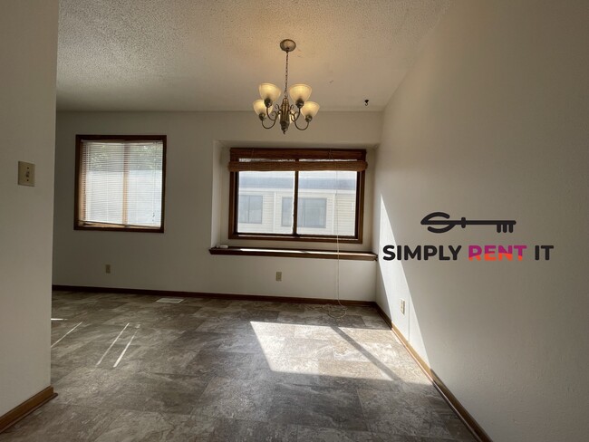 Building Photo - Huge 3 Bedroom Duplex in Ames