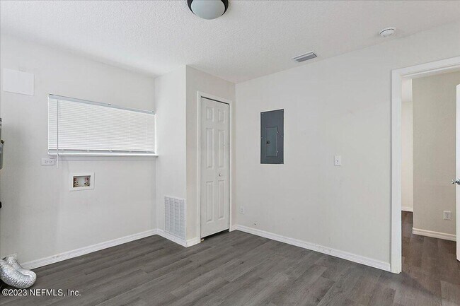 Building Photo - 1628 W 33rd St