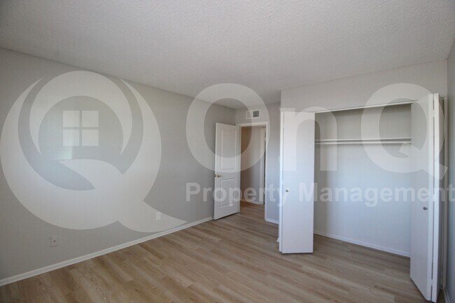 Building Photo - 537 E Laguna Dr